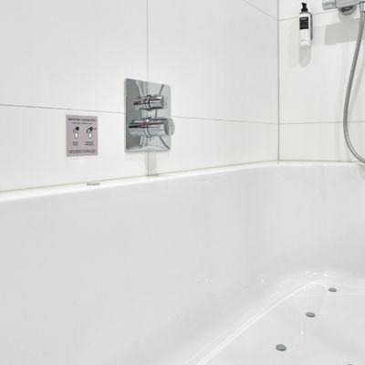 westcord-hotel-delft-room-comfort-plus-bathroom-bath
